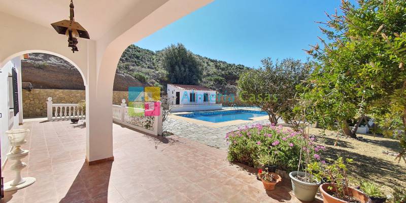 Vous recherchez un endroit charmant en Espagne pour vous détendre ? Dans cette villa à vendre à Huércal-Overa Almería, vous pouvez faire de vos rêves une réalité