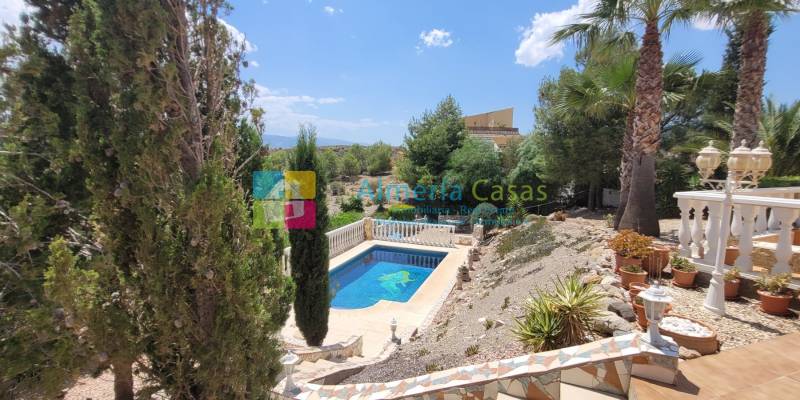 Leef op het platteland met alle comfort van thuis in deze pittoreske villa te koop in La Piedra Amarilla: een landelijk juweeltje in de provincie Almeria