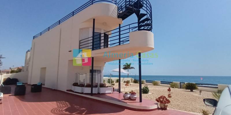 Cette villa à vendre à San Juan de los Terreros est un paradis côtier à Almeria