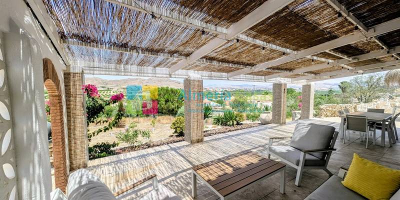 Découvrez un cadre naturel incomparable dans cette confortable maison de campagne à vendre à Almanzora