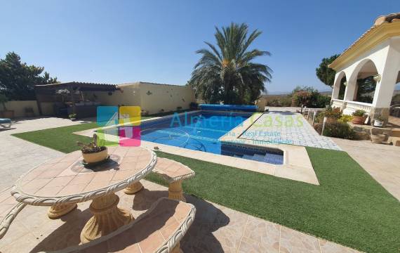 Si vous recherchez une résidence à Almeria, cette villa de luxe à vendre à Arroyo Medina vous impressionnera
