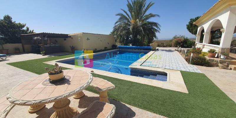 Als u op zoek bent naar een woning in Almeria, zal deze luxe villa te koop in Arroyo Medina indruk op u maken
