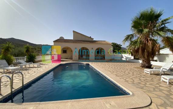 Kaufen Sie diese Villa zum Verkauf in Albánchez: Erwecken Sie Ihre Verbindung zur Natur in einem authentischen spanischen Dorf inmitten der Berge! 