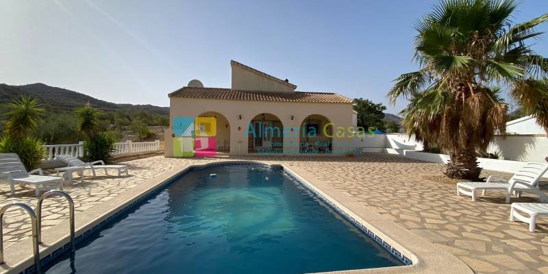 Acheter cette villa à vendre à Albánchez : Réveillez votre connexion avec la nature dans un authentique village espagnol situé au milieu des montagnes ! 