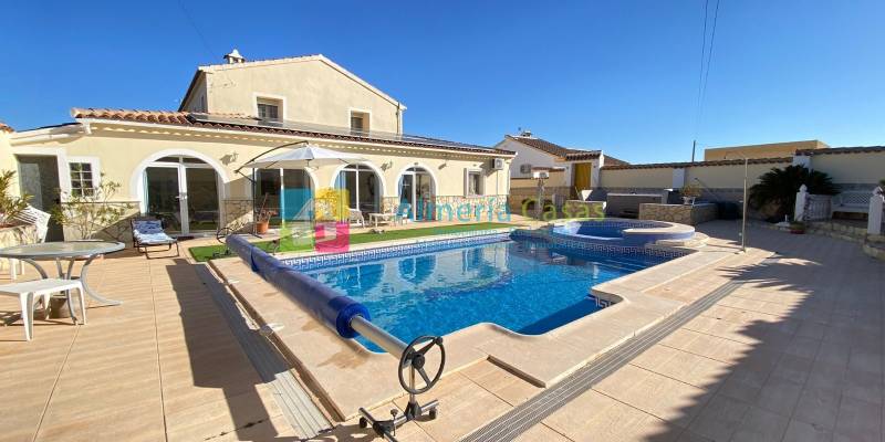 Qu'est-ce que c'est que de vivre dans une villa de luxe à vendre à Arboleas ? Un équilibre parfait entre le confort moderne et l'authenticité andalouse