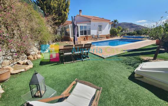Vida mediterránea y modernidad se unen en esta villa en venta en Arboleas 