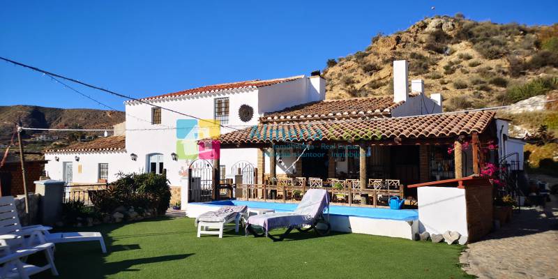 Echa un vistazo a nuestros nuevos vídeos de  esta preciosa casa de campo en Antas, Almería