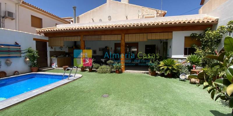 Piscine chauffée et vue sur les montagnes vous attendent dans un Maison de Village à vendre à Albánchez