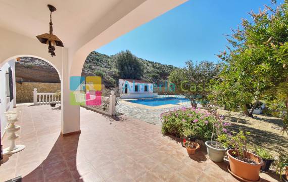 Sie suchen einen charmanten Ort in Spanien zum Entspannen? In dieser Villa zum Verkauf in Huércal-Overa Almería können Sie Ihre Träume wahr werden lassen