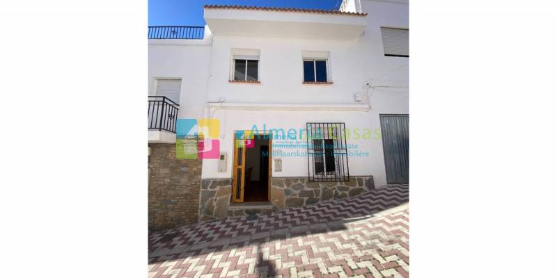 Nouveau et exclusif ! Maison de ville spacieuse et ensoleillée à vendre à Cantoria, à distance de marche des commodités